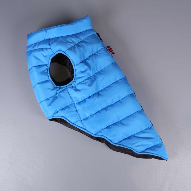 Blå vadderad hundjacka från sidan med öppning för ben