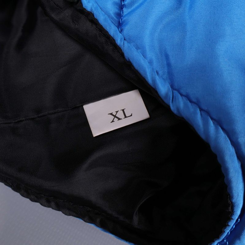 Närbild på etikett med storlek XL i svart innerfoder