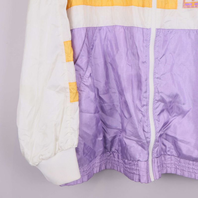 Jackans elastisk mudd och nedre lila panel visas i närbild