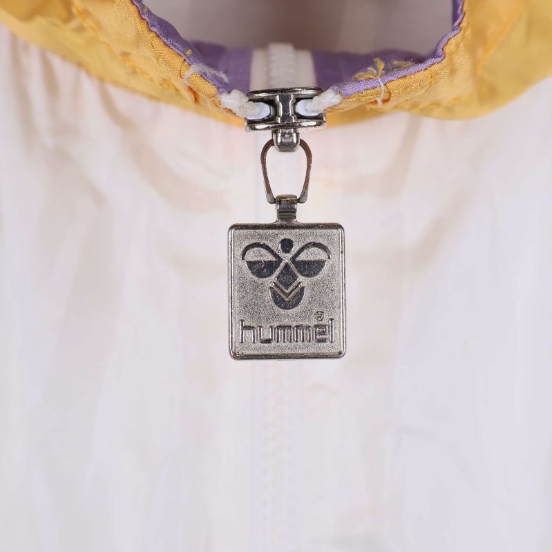 Närbild på metall-dragare med hummel-logga