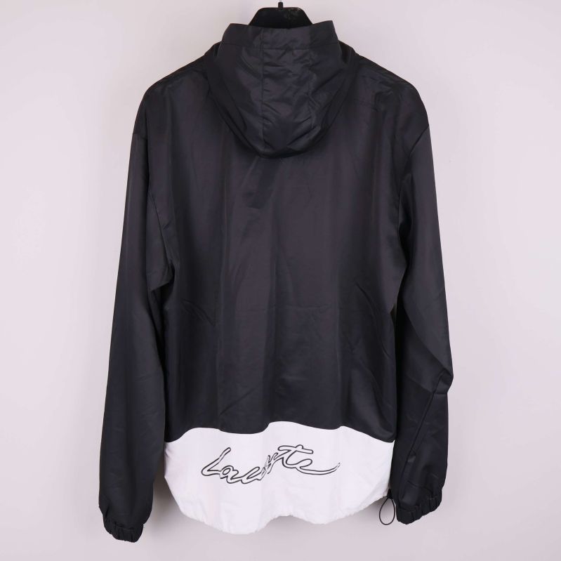 Baksidan av vindjacka med vit nederdel och Lacoste-tryck