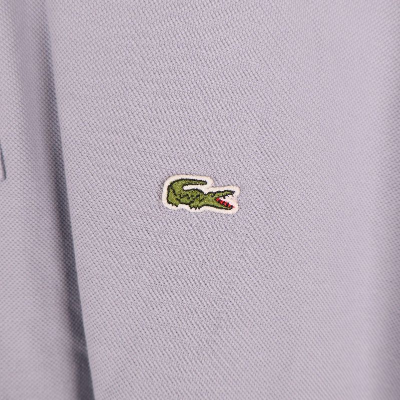 Broderad Lacoste krokodillogotyp på blå pikétröja