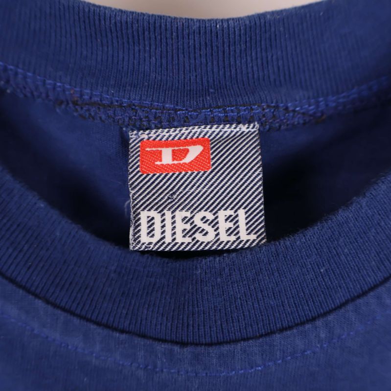 Närbild på Diesel-märkesetikett i halsringningen