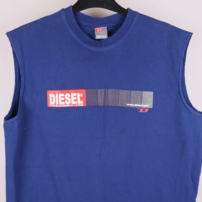 Framifrån på blå topp med logotyp och grafisk detalj