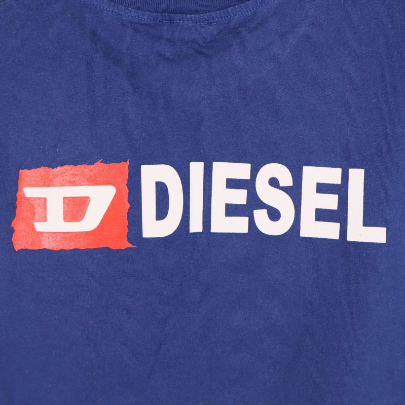 Närbild på bakre tryckt Diesel-logotype i vitt och rött