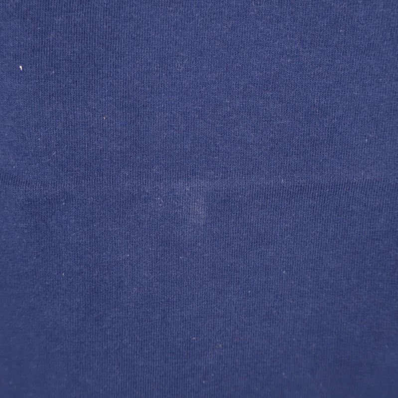 Blå tygdetalj i närbild utan synligt mönster