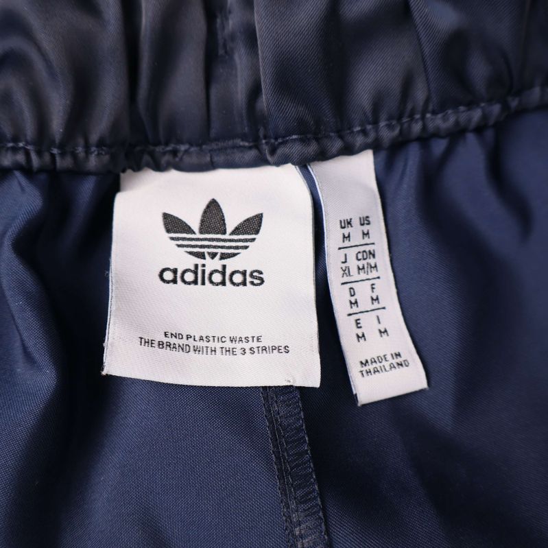 Etikett visar adidas storlekar och logotyp