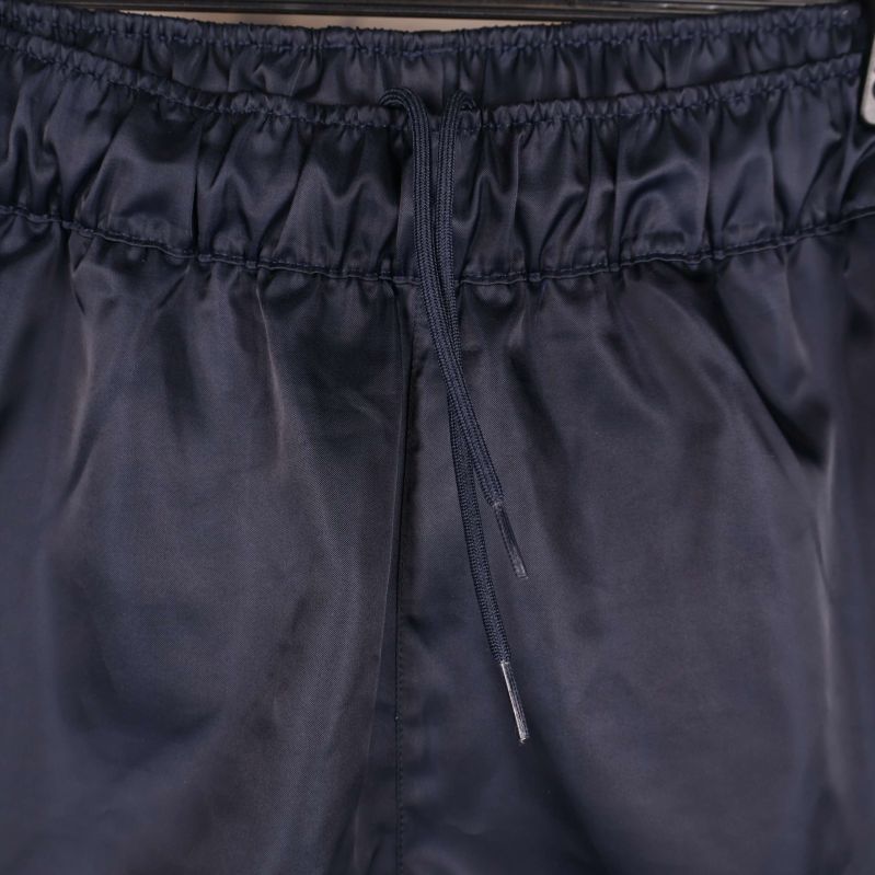 Närbild på dragsko och midja på shortsen