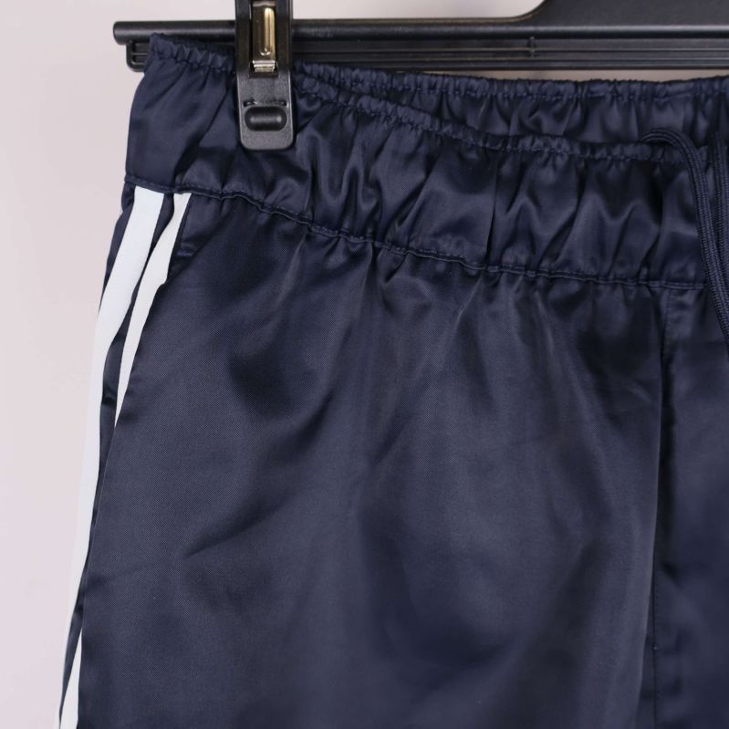 Detalj på sida av shorts med vit rand