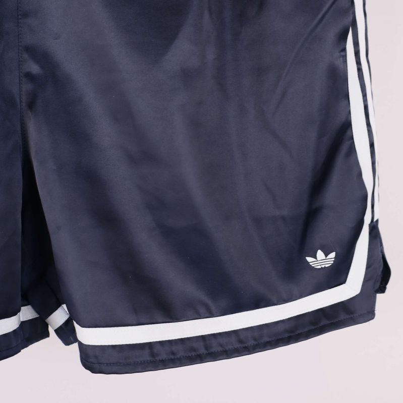 Benavslut med adidas-logga och vit kant