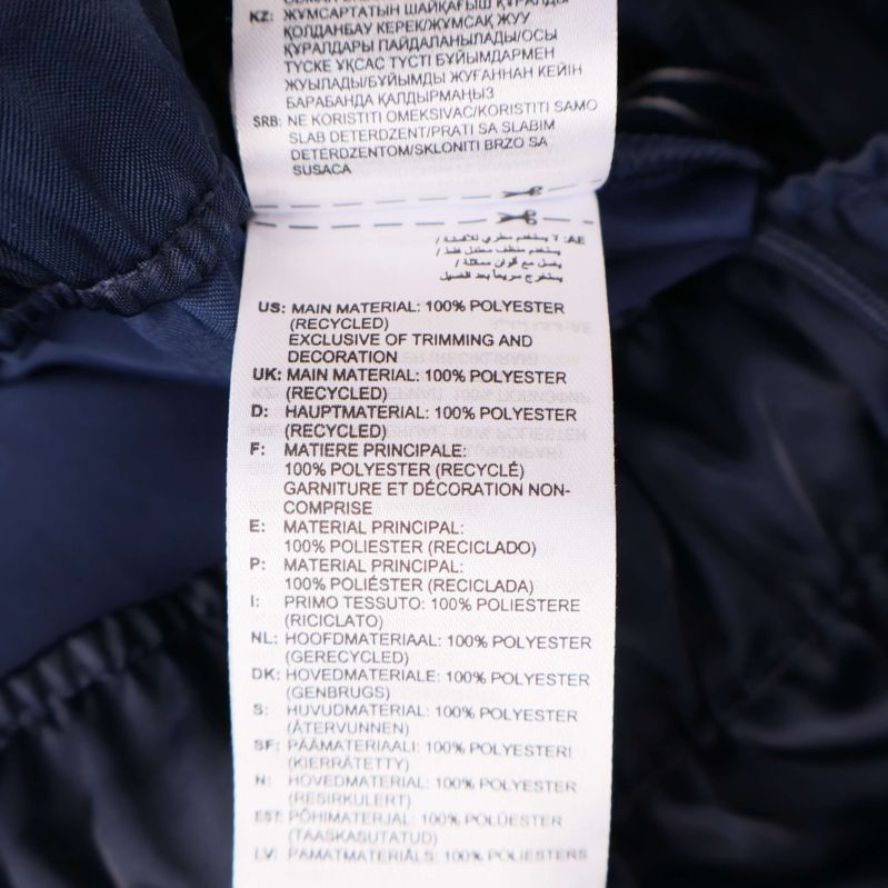 Materialtag visar 100% polyester återvunnen