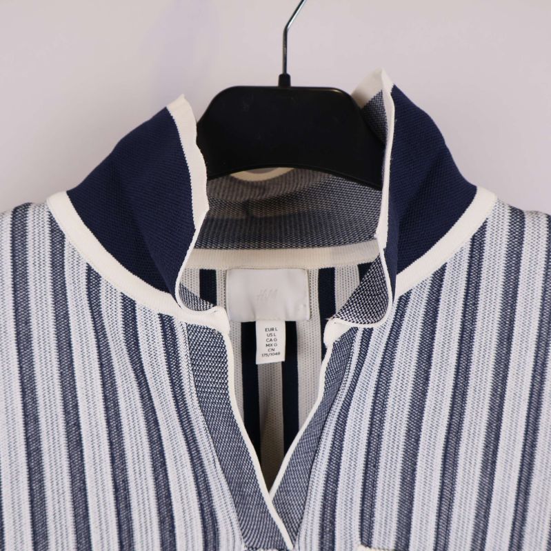 Kragen på stickad topp vikt upp för att visa insida