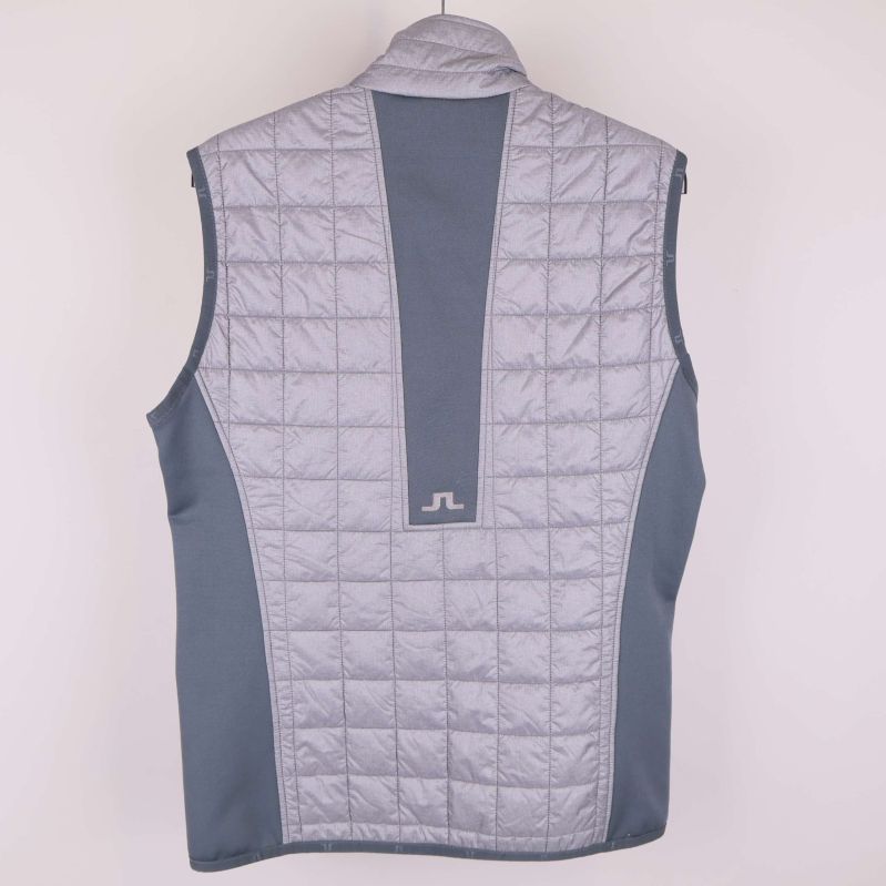 Baksida av väst med ljusgrå panel och mörkgrå inslag