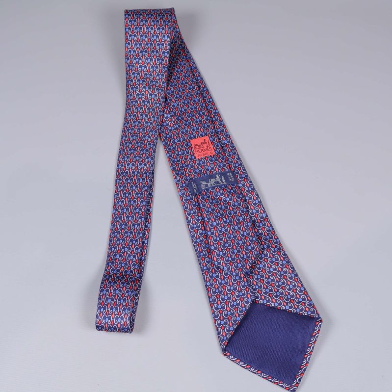 Slipsens baksida och tydliga etiketter