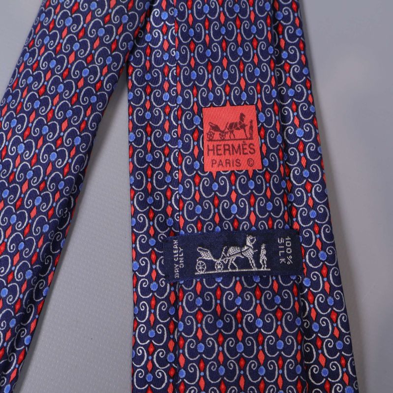 Närbild på etiketter Hermès Paris och sömnad