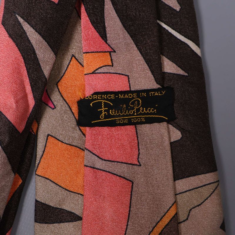Närbild på Emilio Pucci etikett på slipsen