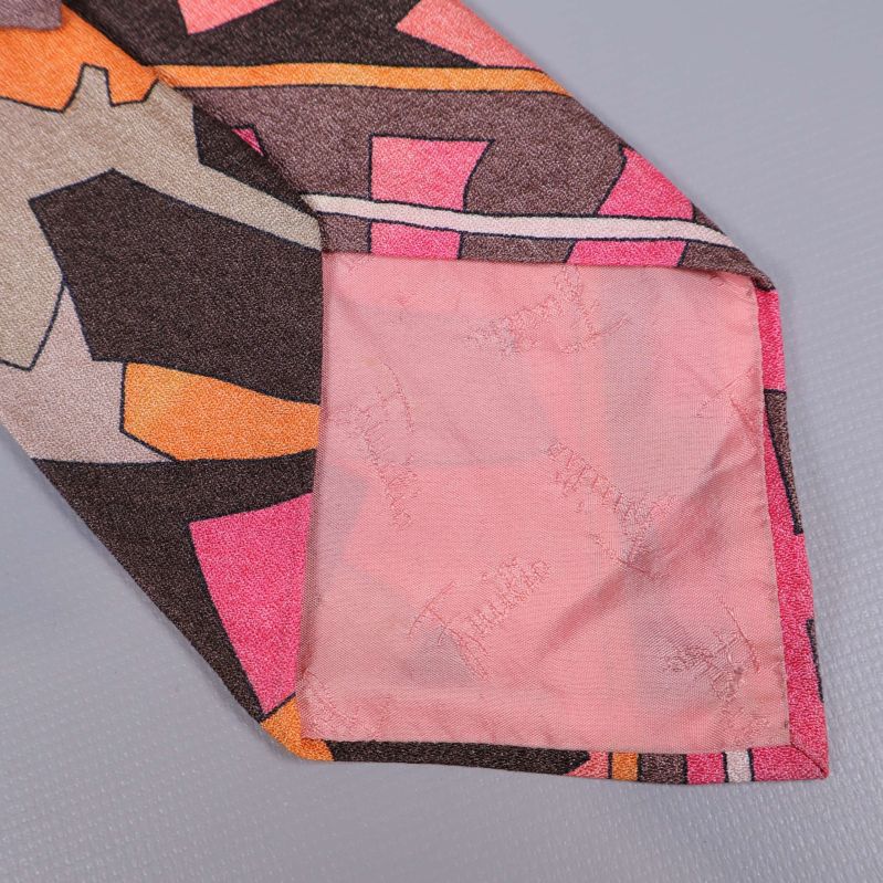 Nedre del av slipsen med ljust rosa innertyg