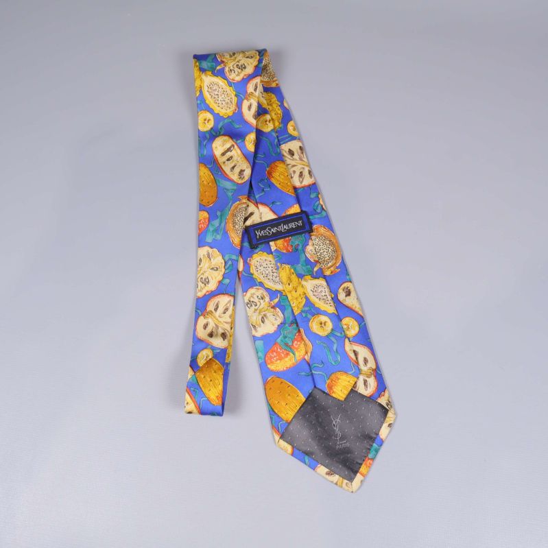 Baksidan av blå slips med märkning