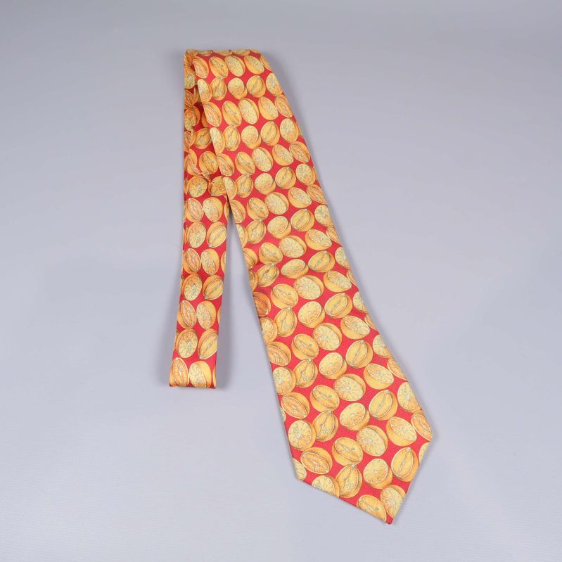 Helbild av lång slips med orange och gul fruktdesign