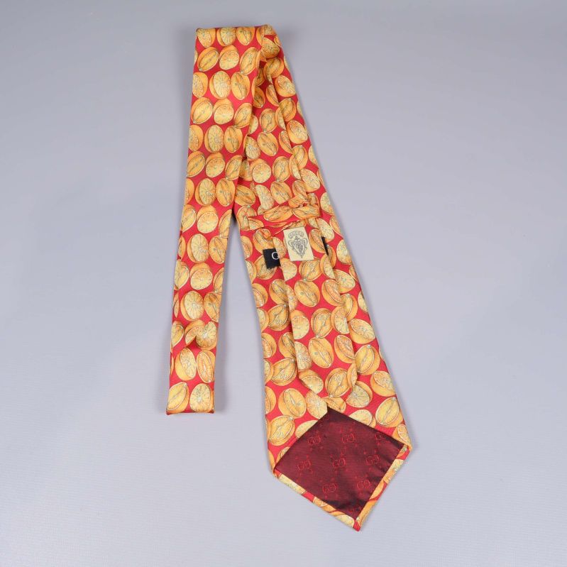 Baksidan av slipsen med märkning och sömmar