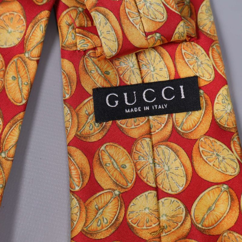 Gucci-etikett med Made in Italy syns på färgstark slips