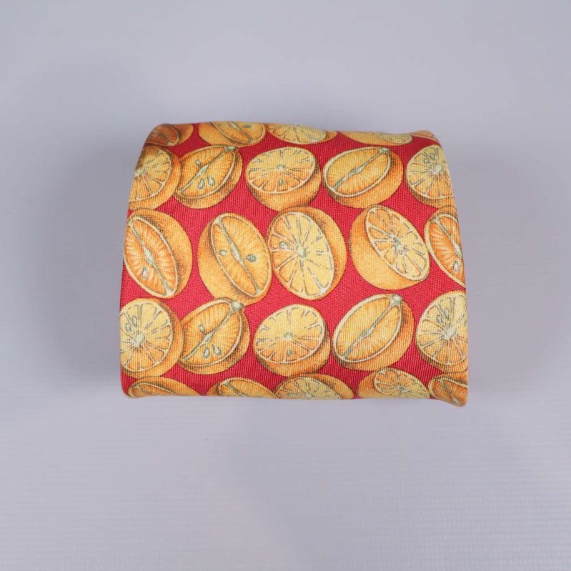 Ihoprullad slips med fruktmönstret tydligt synligt