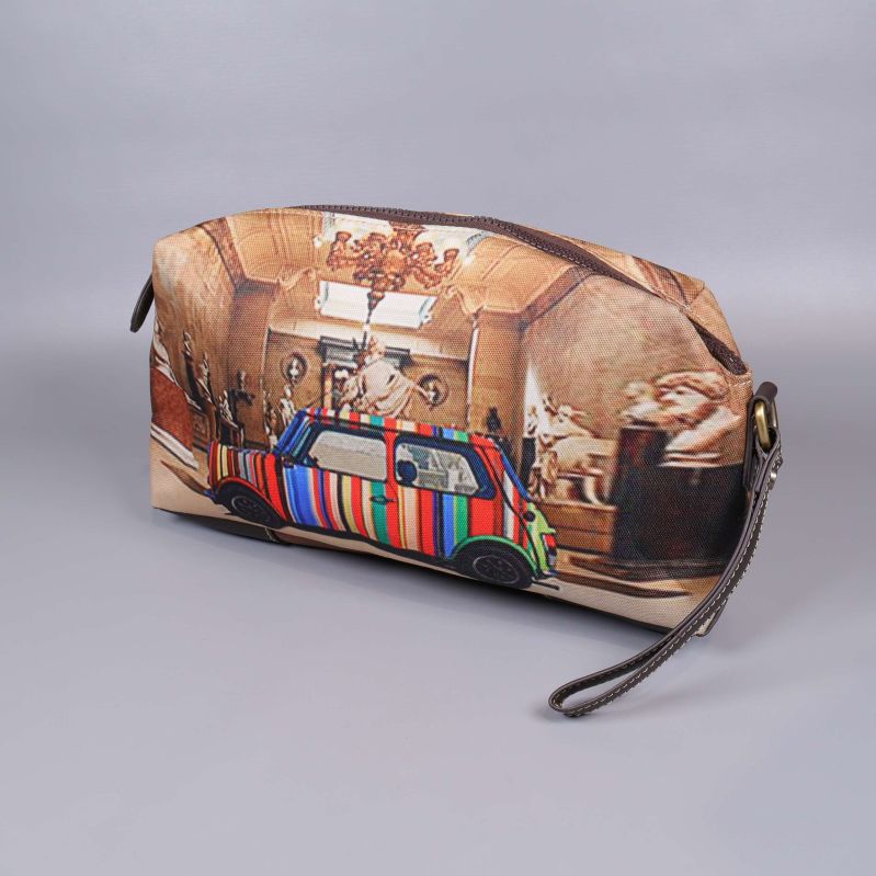 Necessär med färgglad bil på framsidan