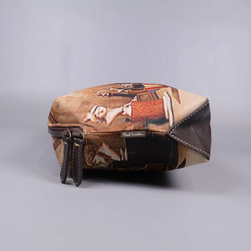 Necessären sedd underifrån med bruna hörn