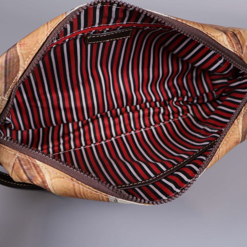 Inuti necessär med randigt foder i svart, vitt och rött