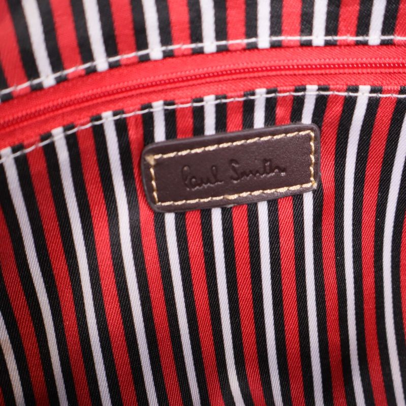 Närbild av Paul Smith-logotyp på insidans foder