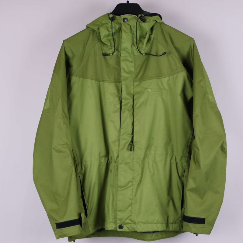 Grön skaljacka med huva hängandes framifrån