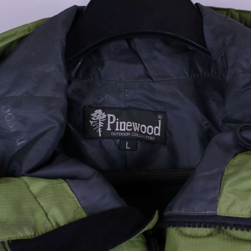 Närbild på Pinewood etikett inuti jackan