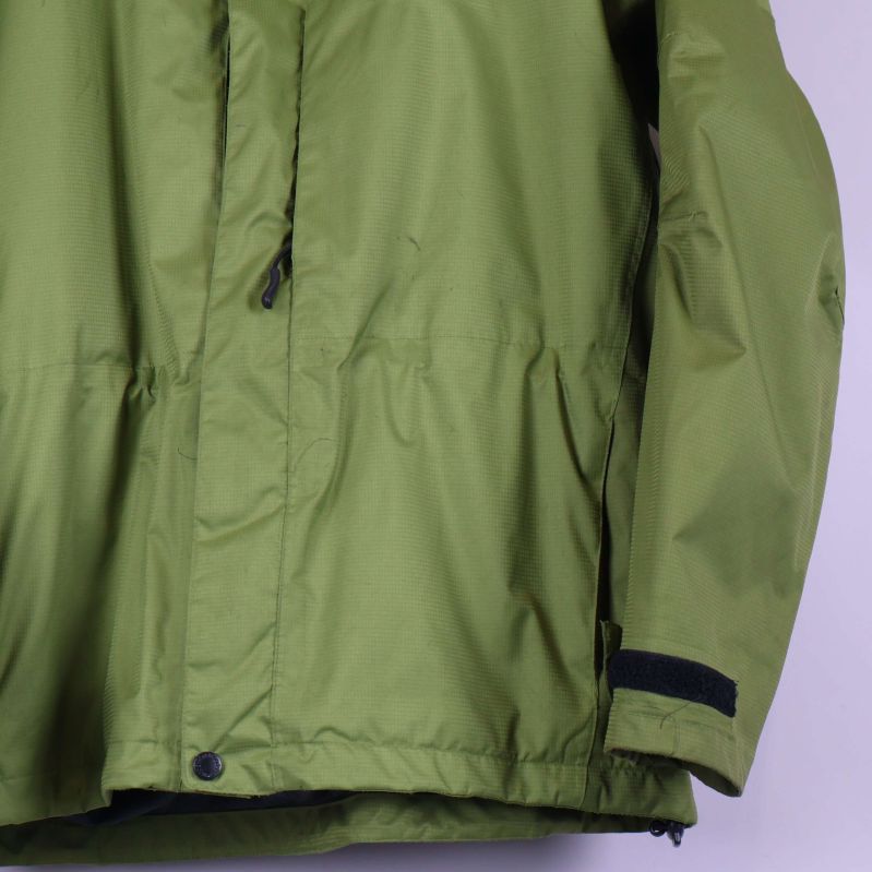 Nederdel av grön jacka med fickor och ärmslut