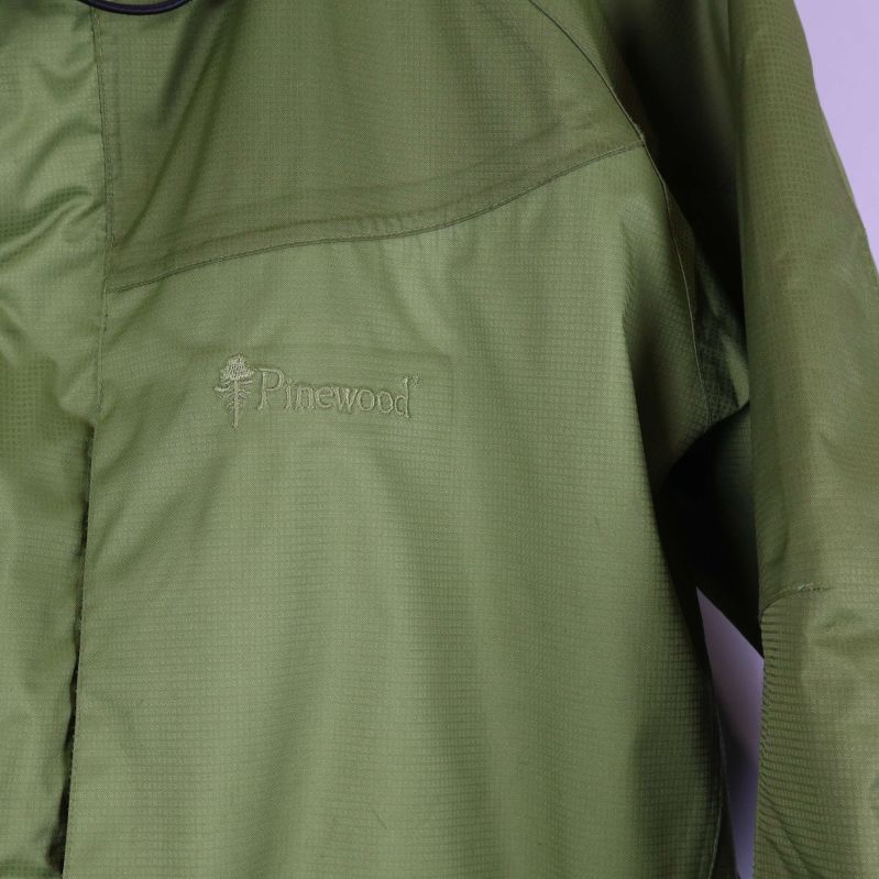 Broderad Pinewood logotyp på grön jacka