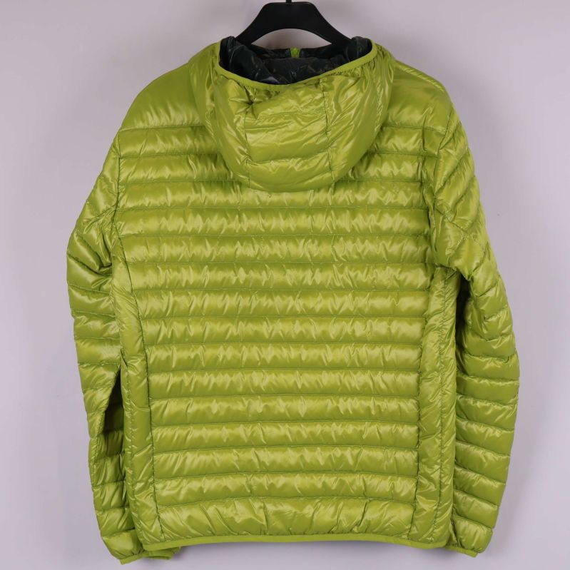 Baksidan av quiltad grön jacka med huva
