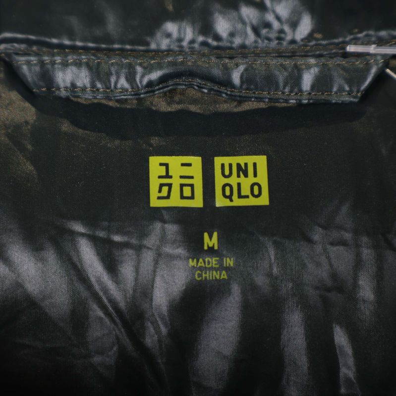 Storleksmärkning och Uniqlo-logga på jackans insida