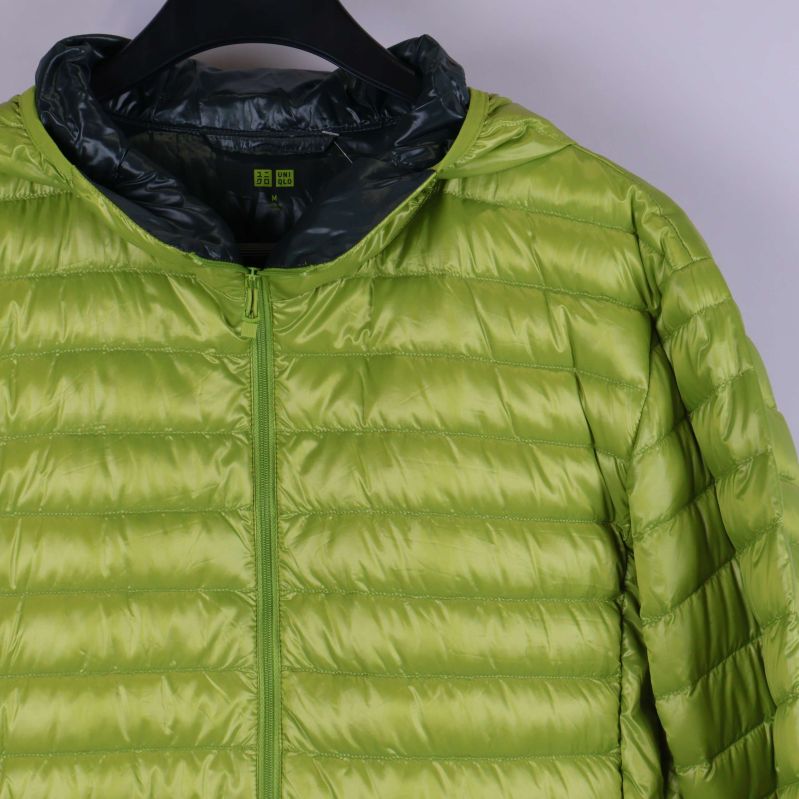 Närbild på jackans front och krage utan huvan uppfälld