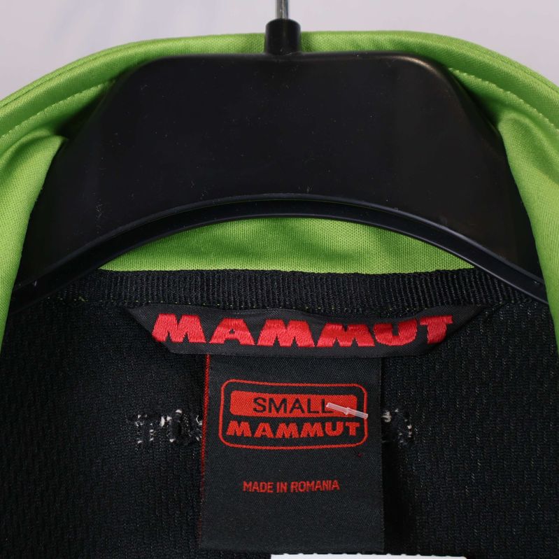 Närbild på Mammut-etikett och storleksinformation small