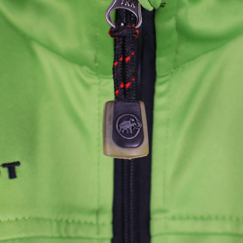 Närbild av dragkedjans flärp med Mammut-symbol