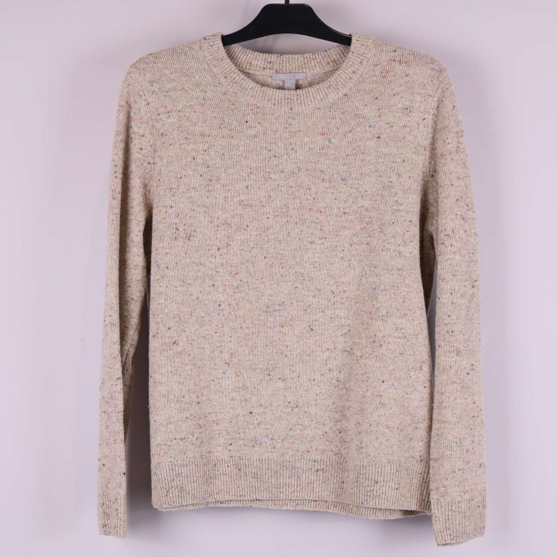 Beige melerad stickad tröja framifrån på galge