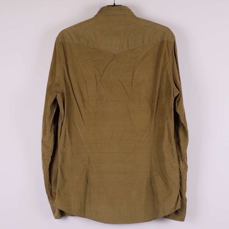 Baksidan av en khakifärgad manchesterskjorta med axelok synligt