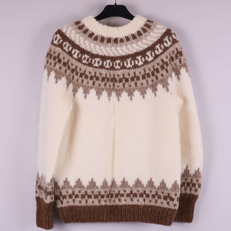Stickad tröja med nordiskt mönster bakifrån, naturvit och brun