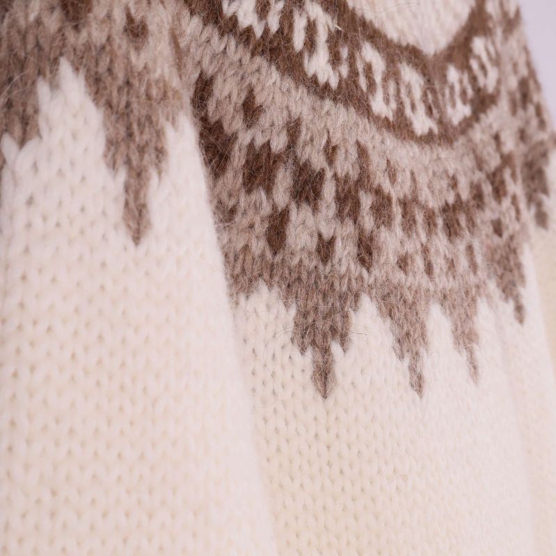 Närbild på tröjans sidsöm och mönstrad övergång