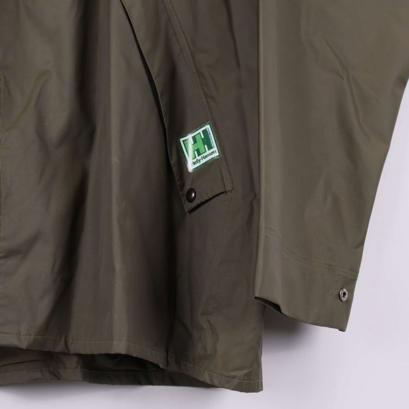 Närbild på nedre framdel med ficka och logolapp