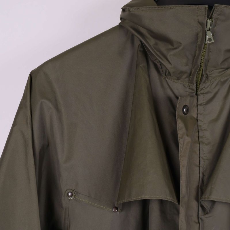 Detalj på krage och överdel på olivgrön jacka