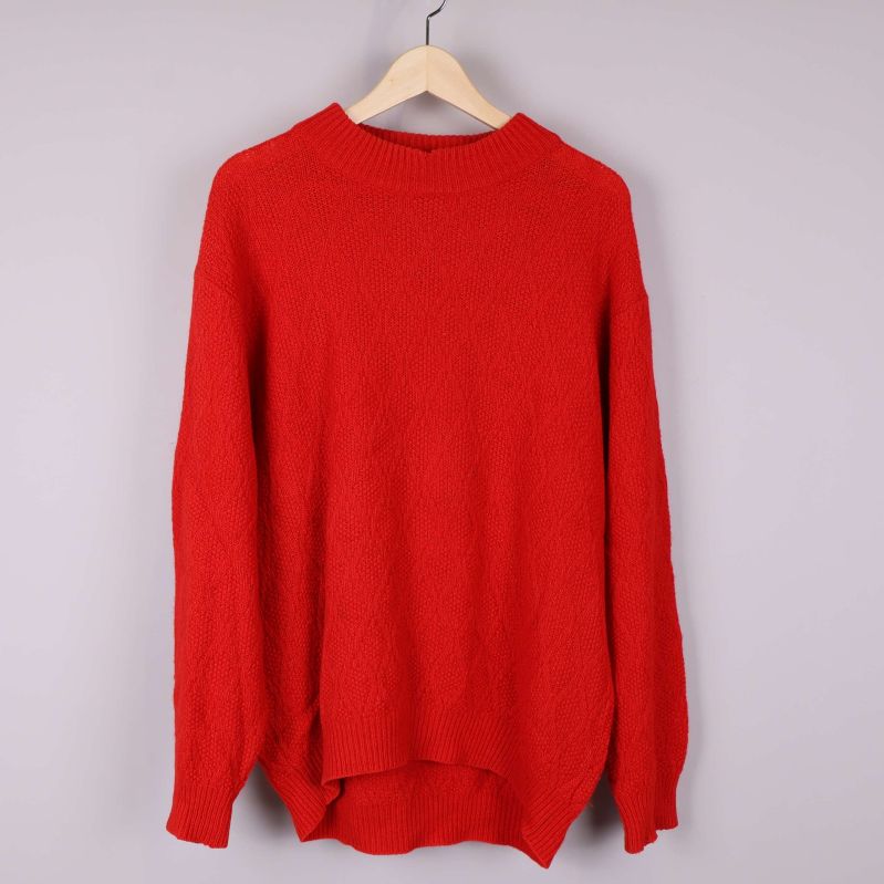 Röd stickad tröja framifrån 
