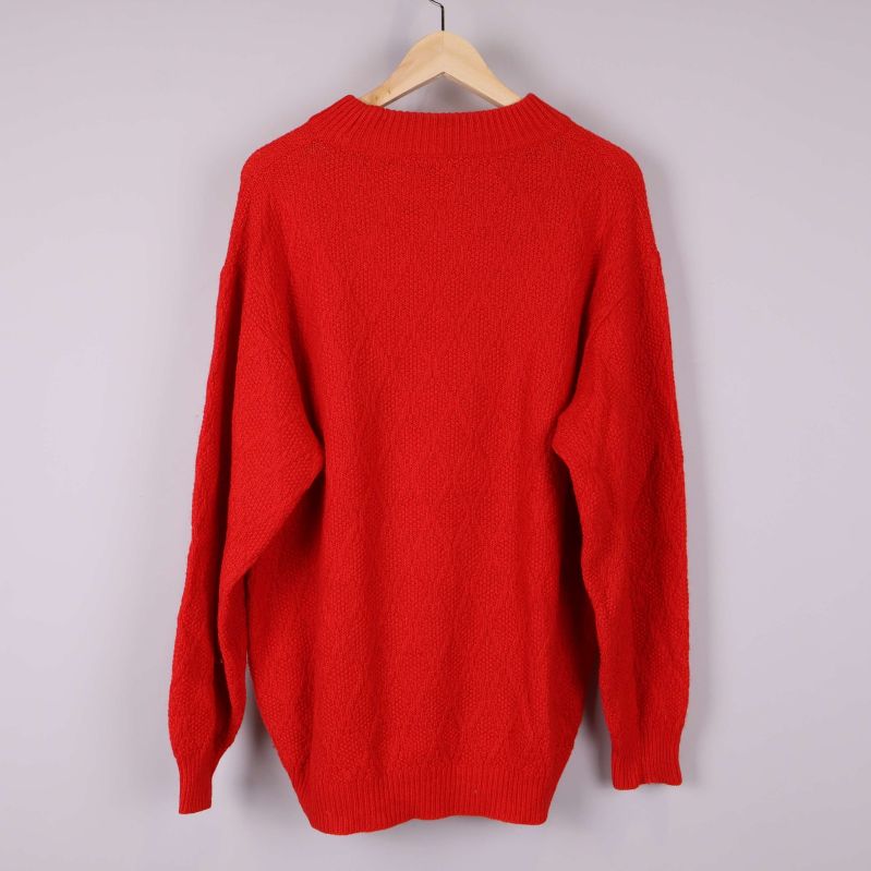Röd stickad tröja bakifrån 