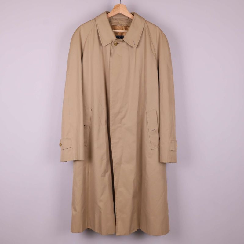 Beige trenchcoat hängande framifrån 