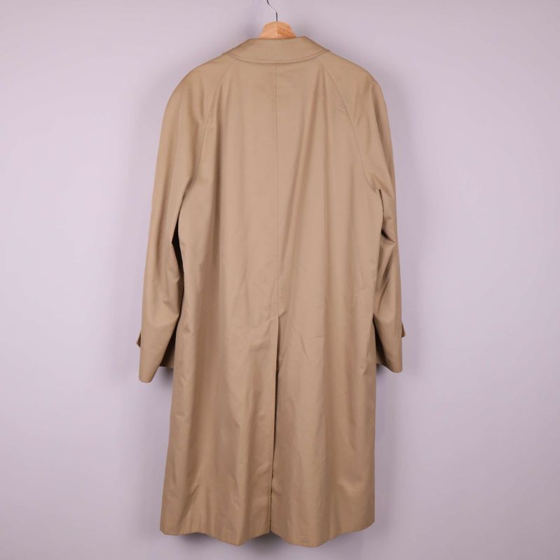 Baksidan av beige trenchcoat 