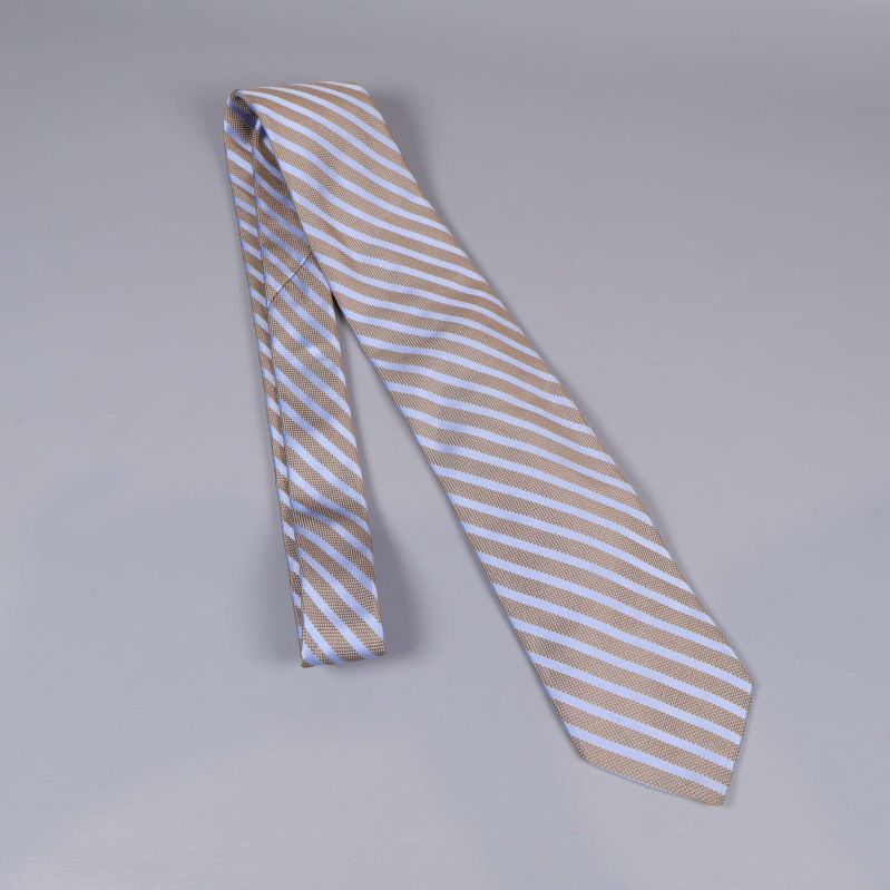 Slips med randigt mönster visat från sidan